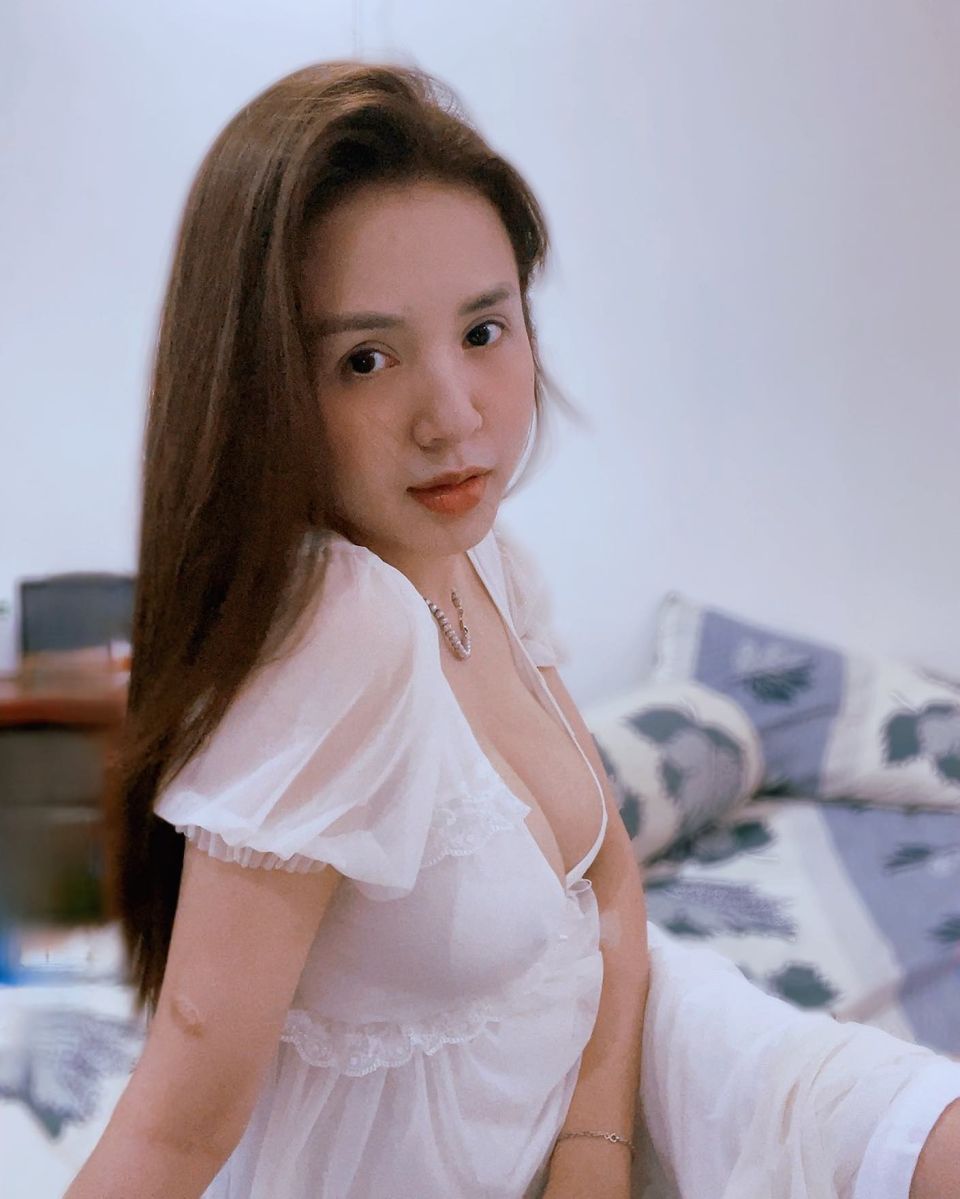 Asian Vietnam Girl Selfie - DJ Kiều Max