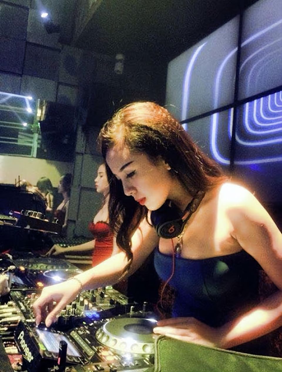 Asian Vietnam Girl Selfie - DJ Kiều Max