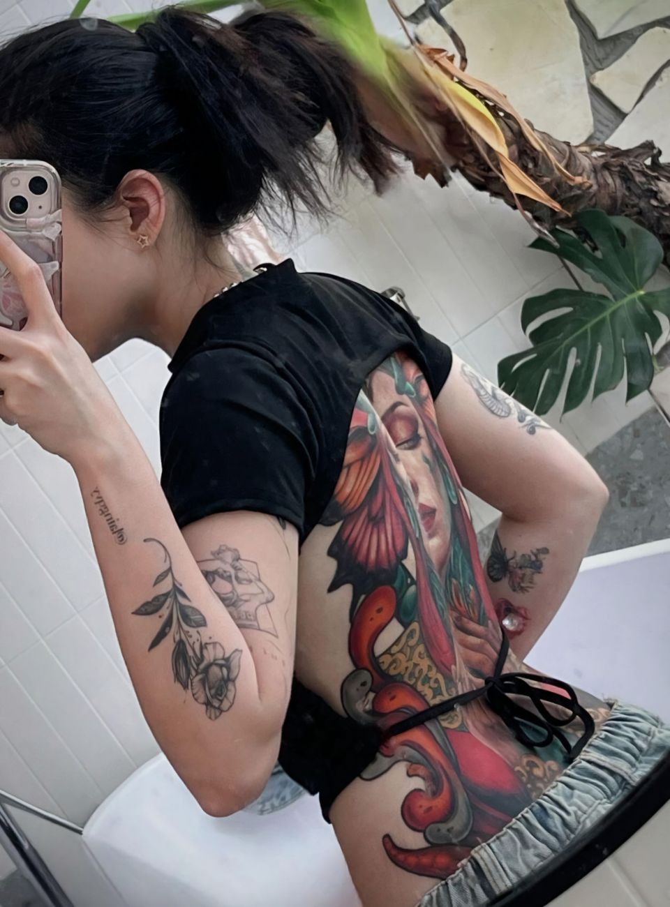 Asian Vietnam Girl Tattoo Selfie - Lại Nguyễn Quỳnh Vy