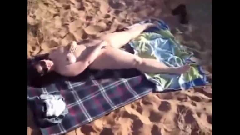 Mom Jenny Masturbaties On A Public Beach