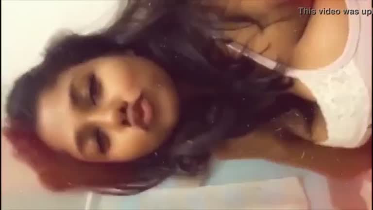 Indian Teen Showing Boobs And Pussy On Cam