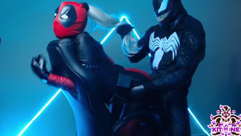 Lady Deadpool Vs Venom