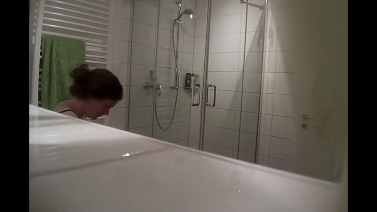 Sexy Niece Brenda Spied When She Showered
