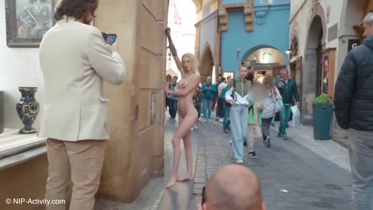 Ariela Donovan Camina Desnuda En Las Calles De Praga, República Checa