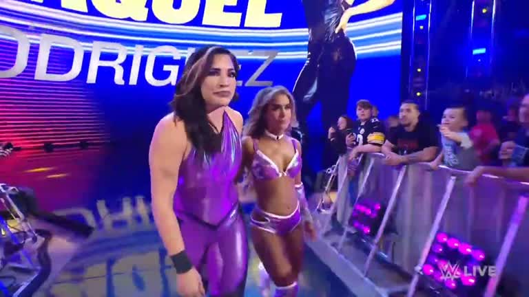 Sexy Ladies Me Raquel Rodriguez And Alliyah Entrance - Raw August 29, 2022