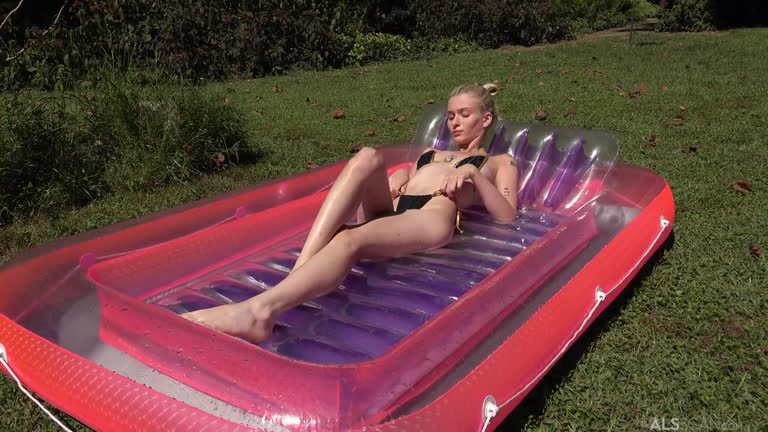 Emma Rosie Paddling Pool Wank Solo