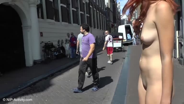 Ellen Pasea Desnuda Por La Calle