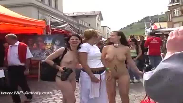 Jennifer GGG Y Amiga Se Toma Fotos Desnuda Con Los Traseuntes