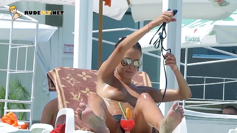 Cute Nude Beach Girl Caught On Camera