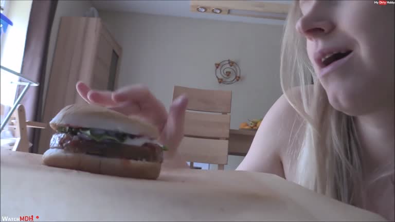 Anni Trinity - Burger Buttcrush Mit Dirty Talk