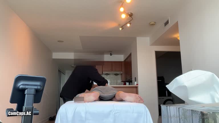 Singapore Massage Therapist Giving Into Asian Cock 1st Appointment