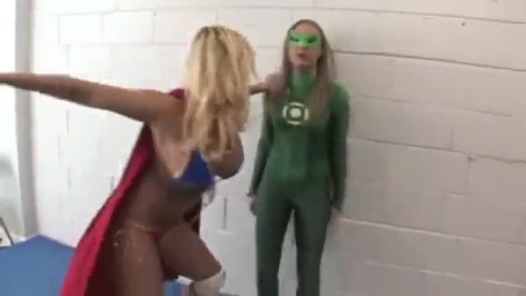 Supergirl Vs Green Lantern