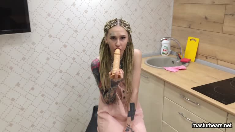 Kinky Helga Makes Her Pussy Squirt