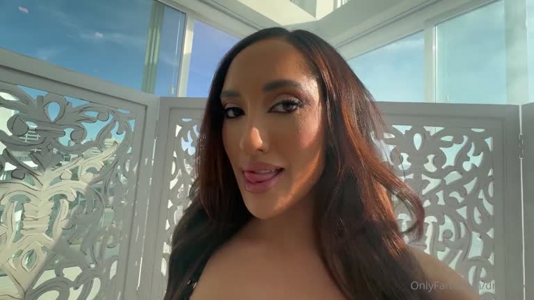 Dr. - Chloe Lamour