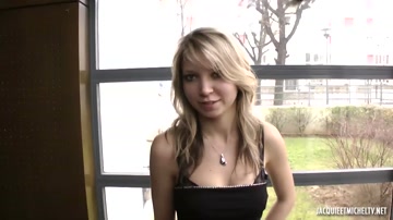 Tifaine, 19 ans, offre son anus