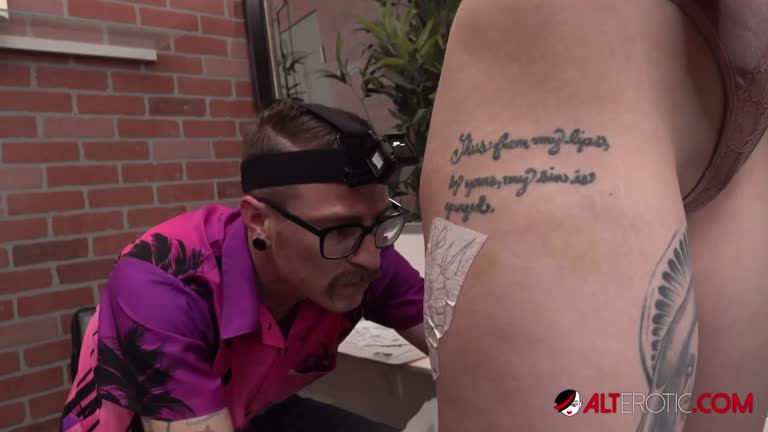 Arielle Aquinas Rubs Her Clit While Being Tattooed